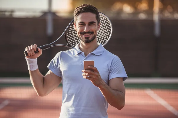 Homem a jogar ténis — Fotografia de Stock