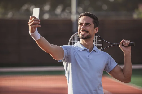 Uomo che gioca a tennis — Foto Stock