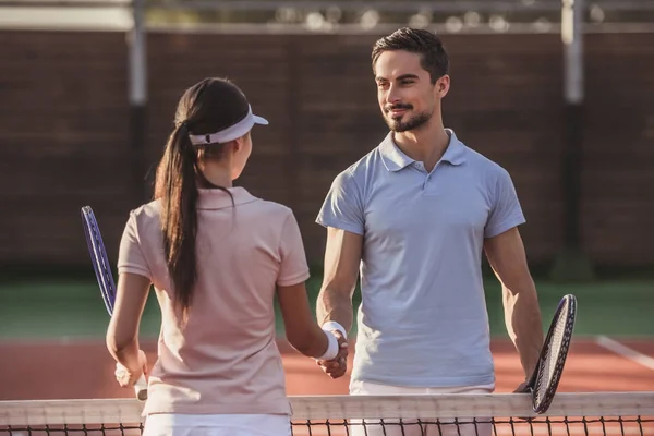 Pareja jugando tenis — Foto de Stock