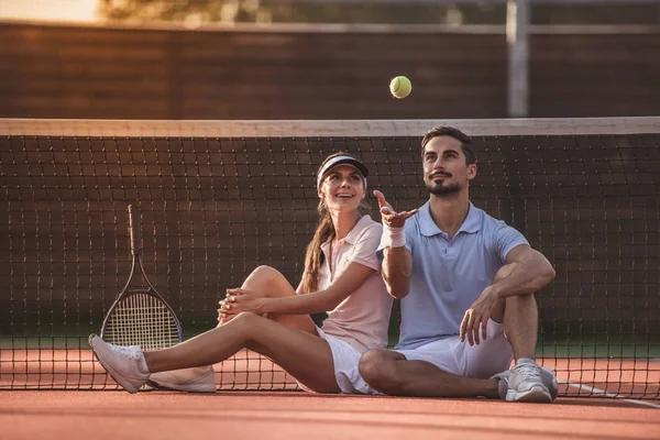 Coppia che gioca a tennis — Foto Stock