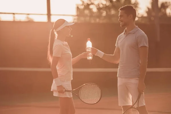 Tenis oynarken Çift — Stok fotoğraf