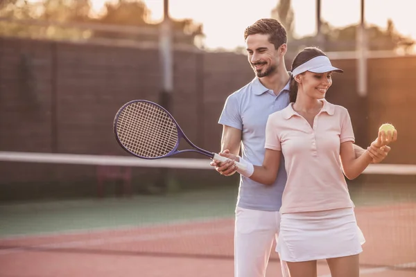 Pareja jugando tenis — Foto de Stock