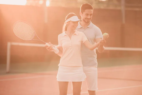 Pareja jugando tenis — Foto de Stock