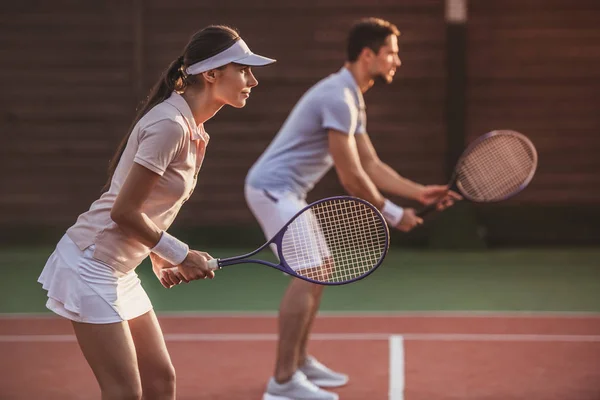 Pareja jugando tenis — Foto de Stock