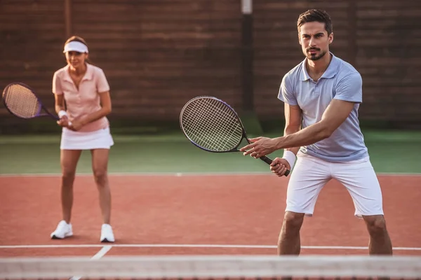 Coppia che gioca a tennis — Foto Stock