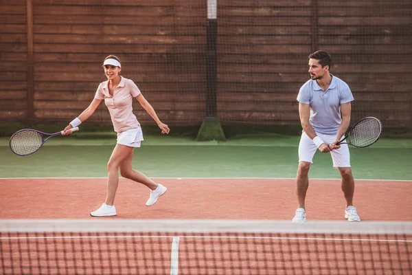 Pareja jugando tenis — Foto de Stock