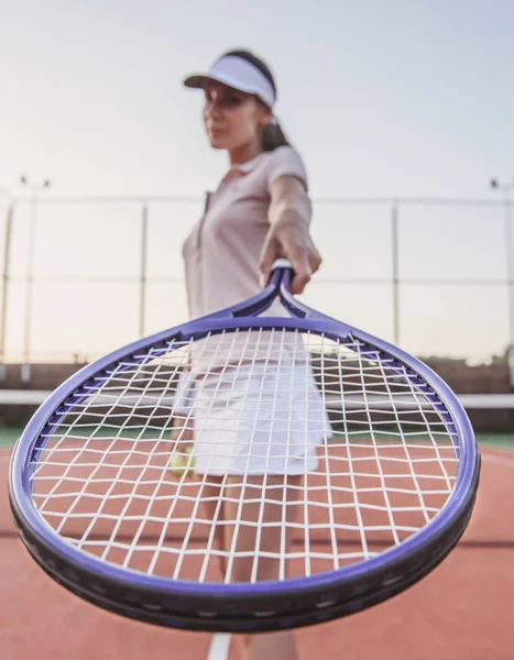 Ragazza giocare a tennis — Foto Stock