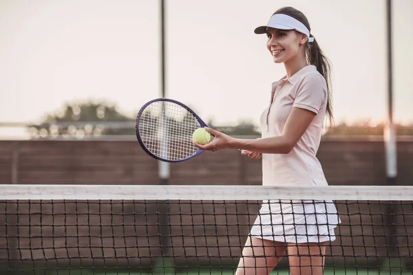 Flicka spelar tennis — Stockfoto