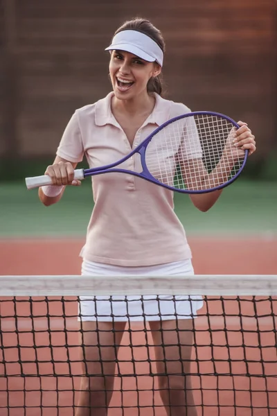 Ragazza giocare a tennis — Foto Stock