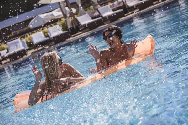 Chicas en la piscina — Foto de Stock