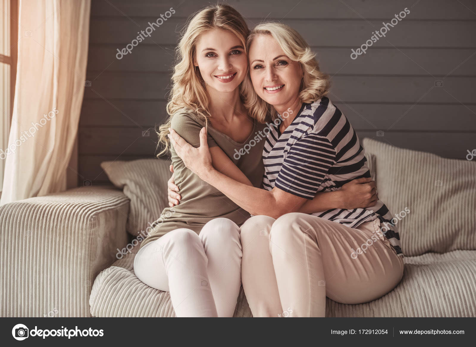 мама и дочка. мама картинка для детей. любовь мамы. девочка с мамой. перепутал маму с дочкой.