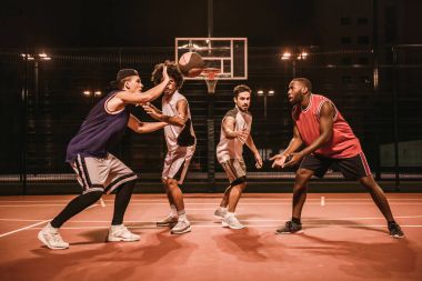 jongens spelen basketbal