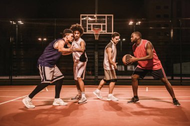 jongens spelen basketbal