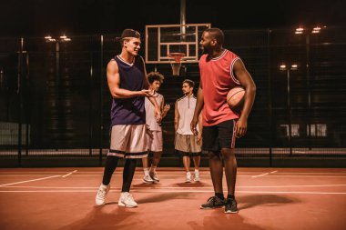 jongens spelen basketbal