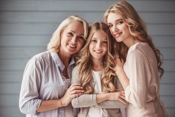 Abuela, mamá y su hija —  Fotos de Stock