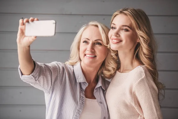 Maman aînée et fille adulte — Photo