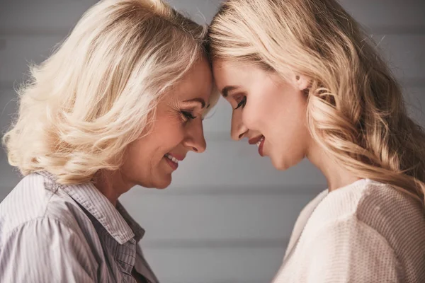 Maman aînée et fille adulte — Photo