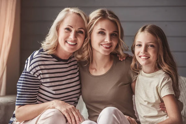 Abuela, mamá y su hija — Foto de Stock