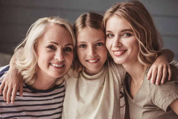 Abuela, mamá y su hija — Foto de Stock