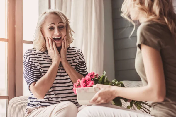 Madre mayor e hija adulta — Foto de Stock