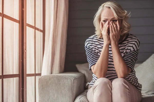 Donna anziana triste — Foto Stock