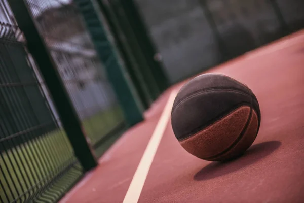 Bola basket di lapangan — Stok Foto