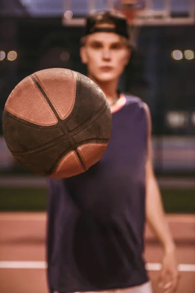 Elegante giocatore di basket — Foto Stock