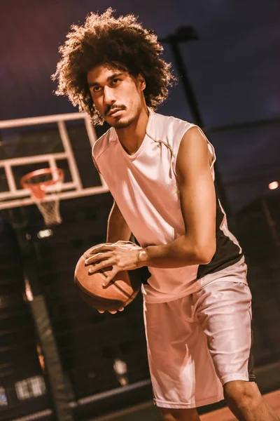 Joueur de basket attrayant — Photo