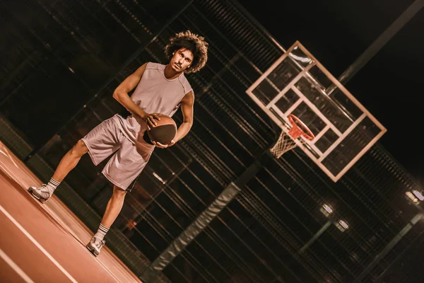 魅力的なバスケット ボール選手 — ストック写真