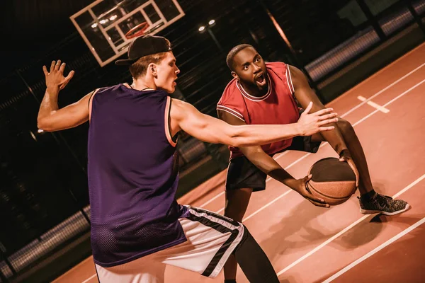 Kluci hrát basketbal — Stock fotografie