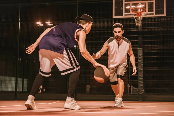 Les gars jouent au basket-ball — Photo