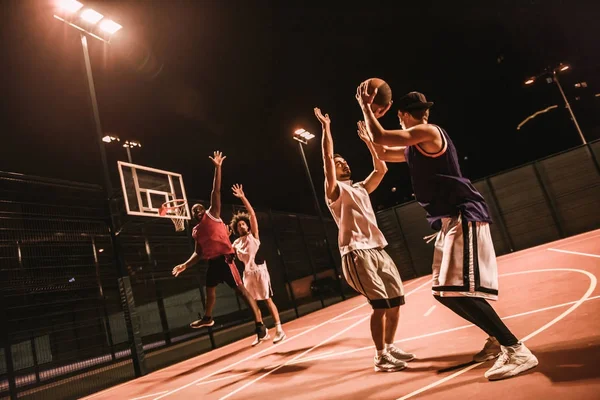 Парни играют в баскетбол — стоковое фото