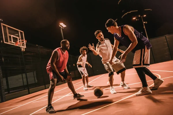 Killar spelar basket — Stockfoto