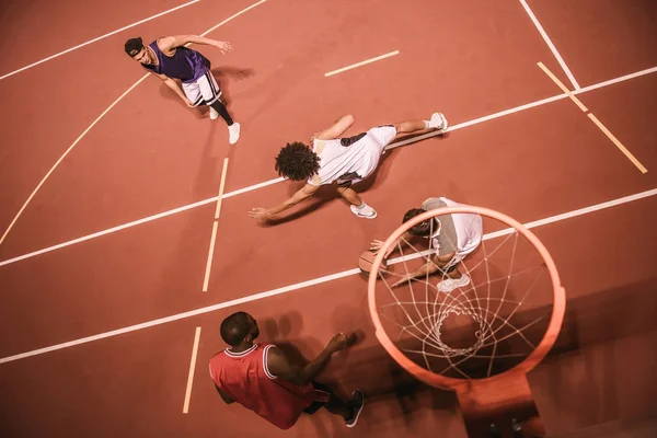 Chicos jugando al baloncesto — Foto de Stock