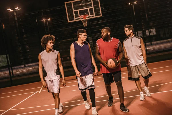 Les gars jouent au basket-ball — Photo