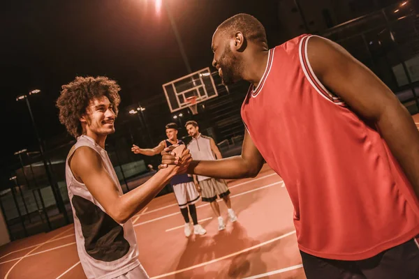 Chicos jugando al baloncesto — Foto de Stock