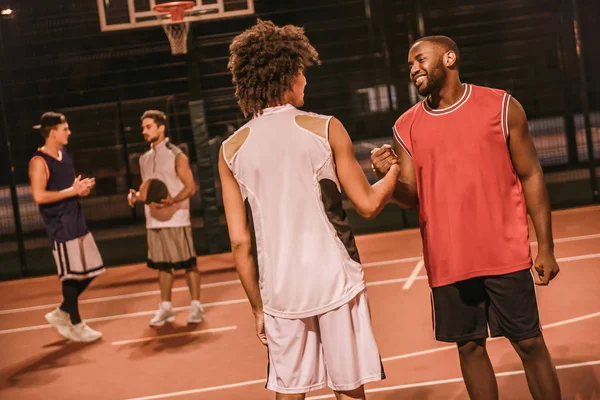 Kluci hrát basketbal — Stock fotografie