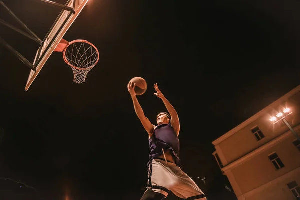 Joueur de basket élégant — Photo