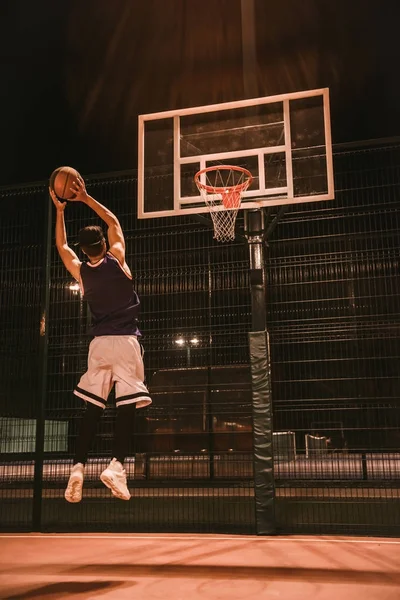 Elegante jugador de baloncesto — Foto de Stock