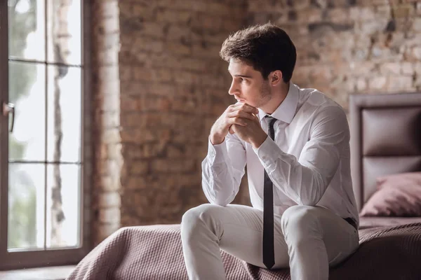 Hombre de negocios guapo en el dormitorio —  Fotos de Stock