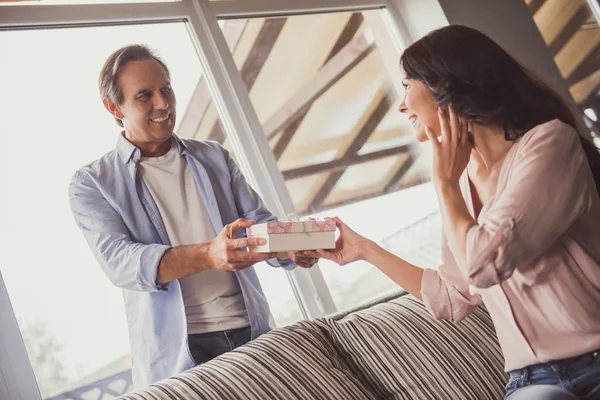 Pareja en casa — Foto de Stock