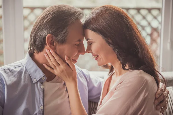 Pareja en casa — Foto de Stock