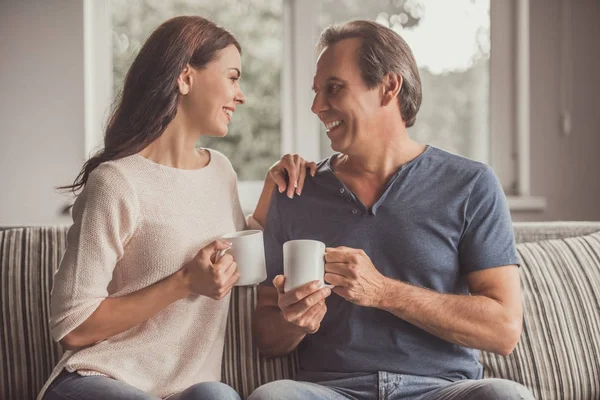 Pareja en casa — Foto de Stock