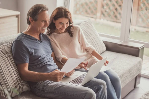 Pareja en casa — Foto de Stock