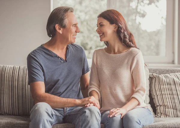 Pareja en casa — Foto de Stock