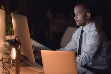 Afro Amerikalı işadamı çalışma 