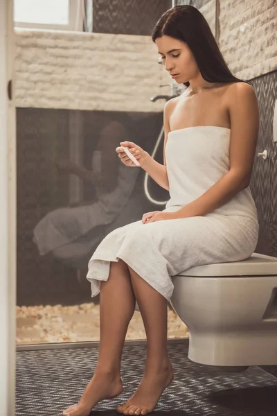 Frau im Badezimmer — Stockfoto