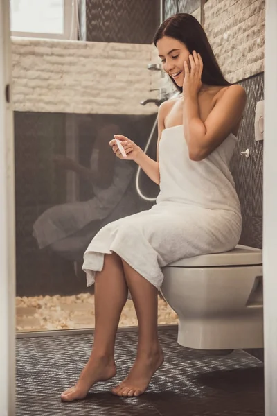 Woman in bathroom — Stock Photo, Image