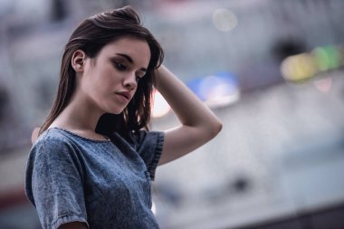 şehirde güzel bir kız