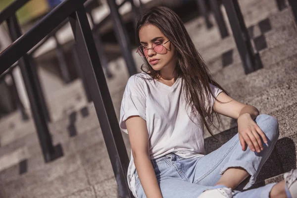 Ragazza alla moda in città — Foto Stock